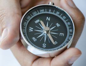 Ein Kompass in einer Hand
