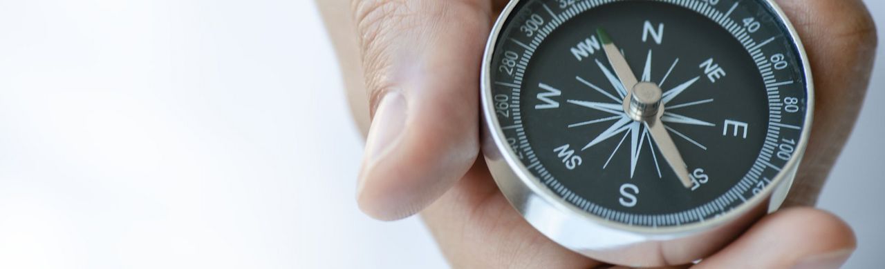 Kompass in einer Hand Ein Kompass in einer Hand