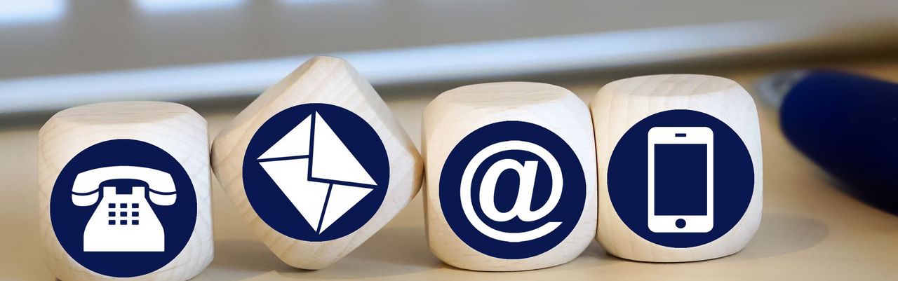 Würfel mit Zeichen Telefon, Mail, Post