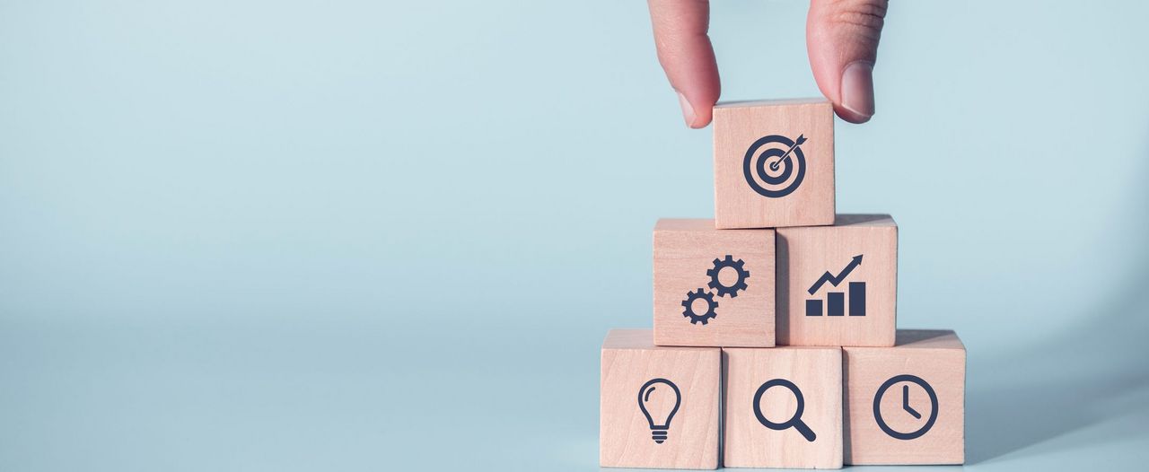 Bauklötzchenstapel mit Abbildung verschiedener Symbole