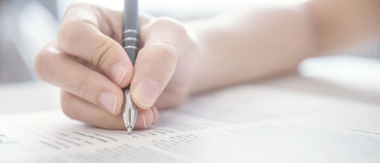 Eine Frau arbeitet an einem Test mit Ankreuzfragen.