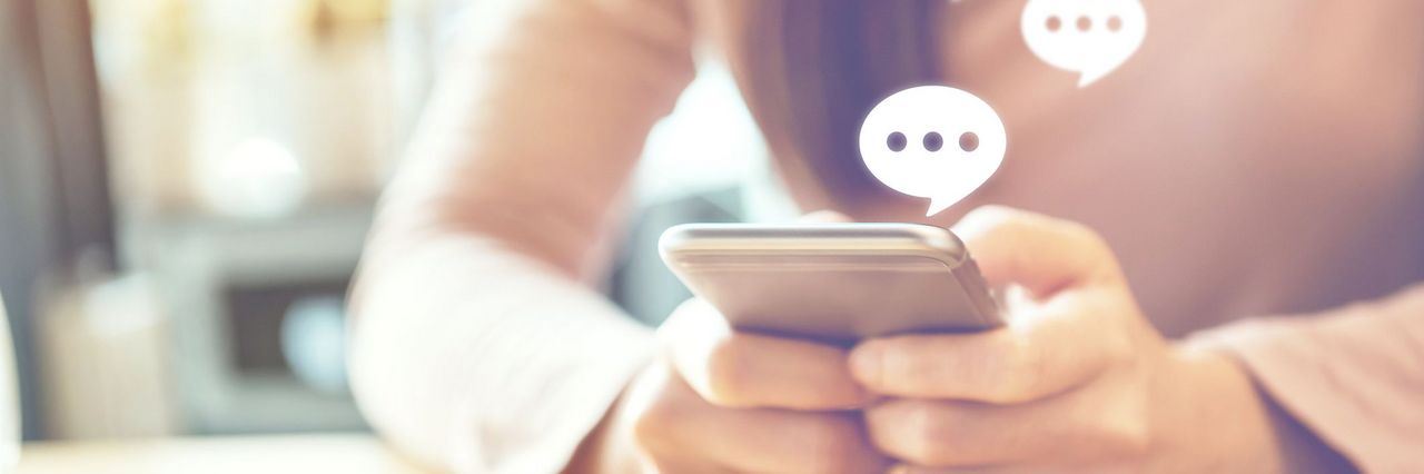 Eine Frau tippt auf ihrem Smarthmobile, Sprechblasen symbolisiern Antworten, die sie erhält.i 