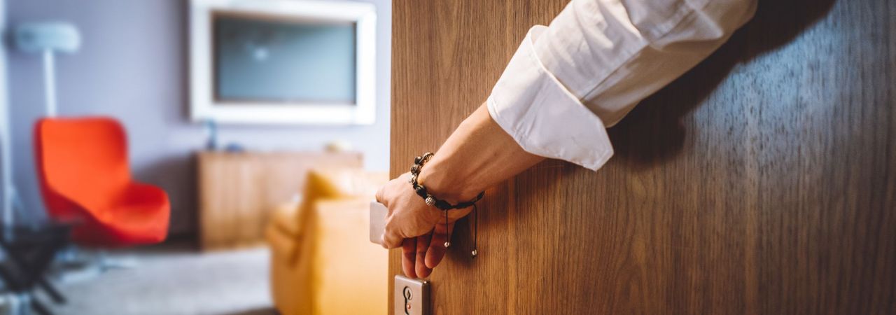 Eine Tür zu einem Zimmer wird geöffnet