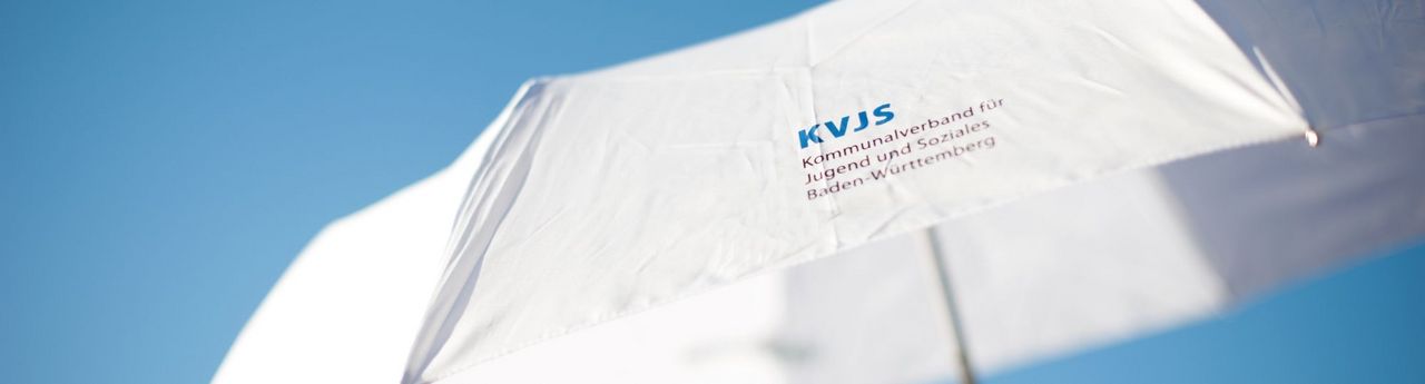 Schirm mit KVJS-Logo