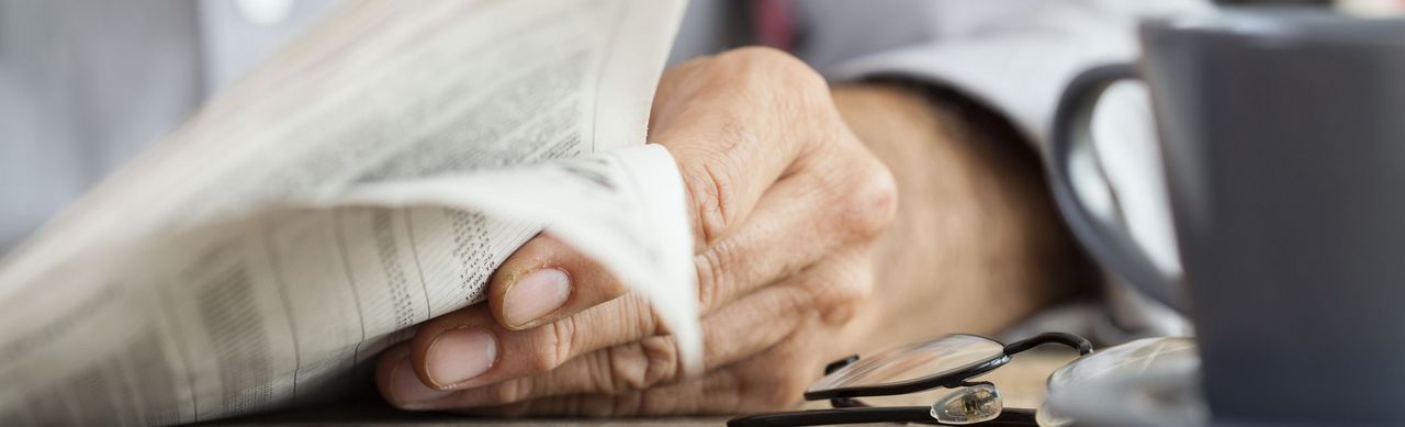 Ein Mann liest in der Zeitung