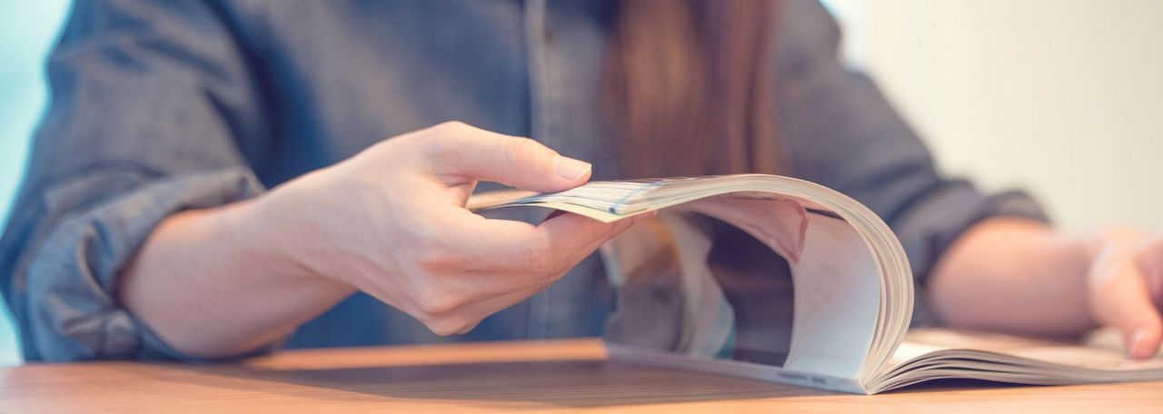 Eine Frau liest in einer Broschüre