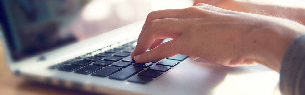 Eine Person schreibt auf dem Laptop